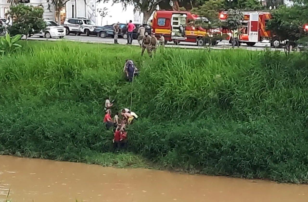 (V&Iacute;DEO) Confira o resgate do homem que se jogou no rio ap&oacute;s acidente, em Brusque