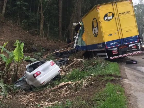 Caminhão de Brusque se envolve em acidente com morte na BR-470