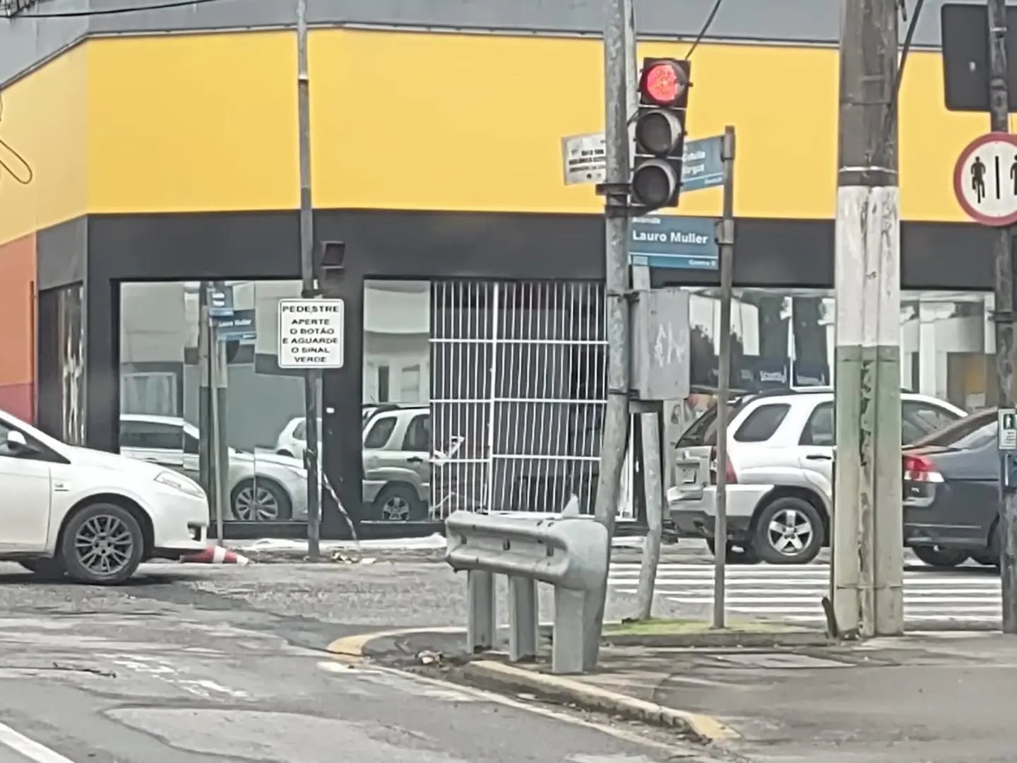 Carros colidem e atingem fachada de loja, no Centro II