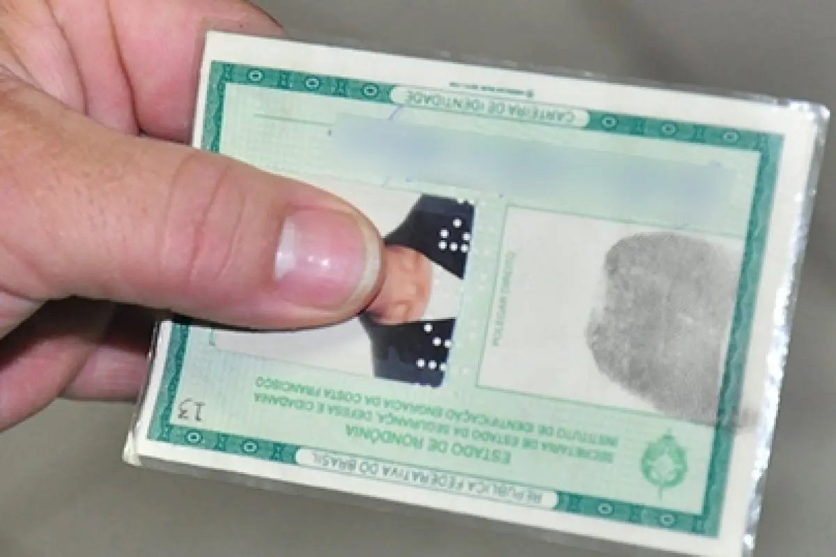 Homem tenta reconhecer firma em procuração com RG falso