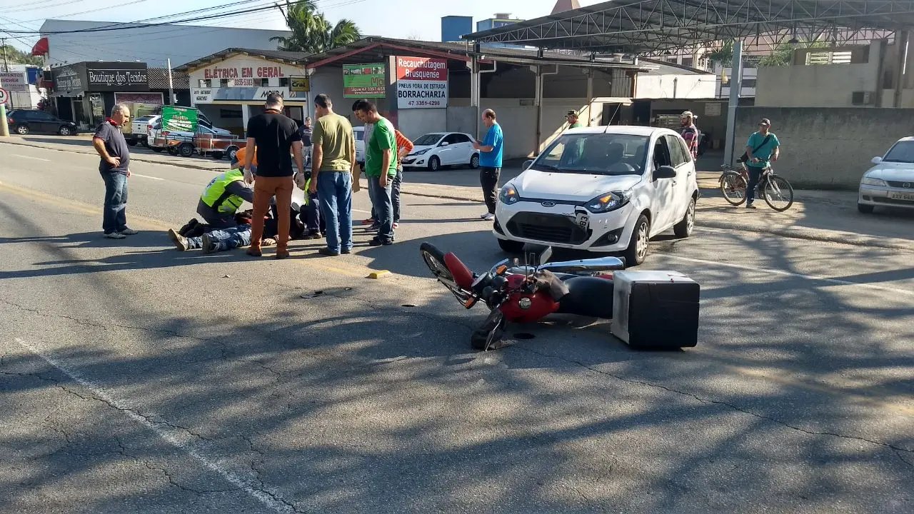 Motociclista se fere após colisão na Antônio Heil