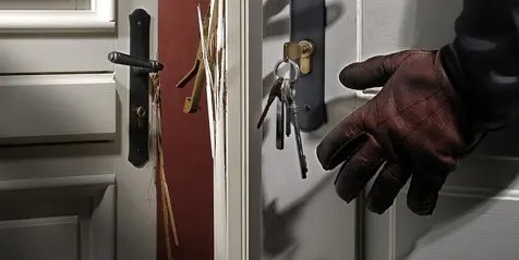 Ladrões fazem a limpa em apartamento