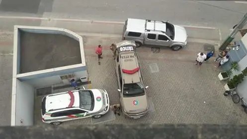 Homens são pegos em atitude suspeita em prédio