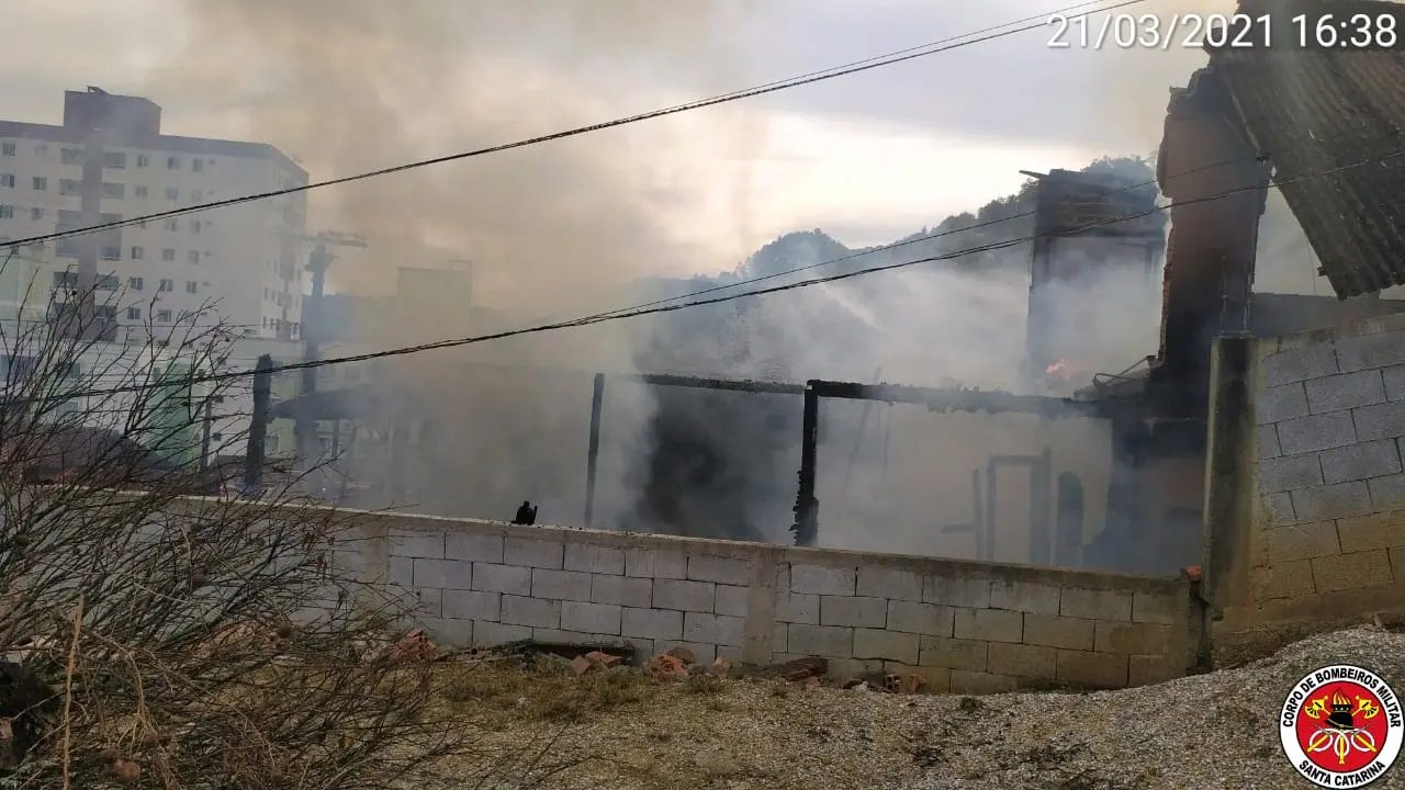 Duas casas s&atilde;o incendiadas em Brusque neste domingo