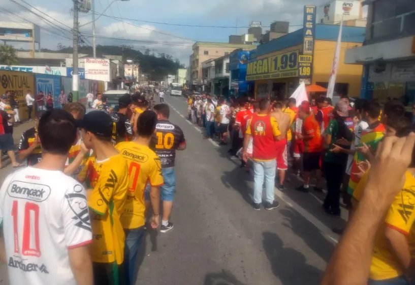 Time &eacute; recebido com festa na chegada ao Augusto Bauer
