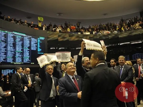 PEC 37 é rejeitada na Câmara dos Deputados