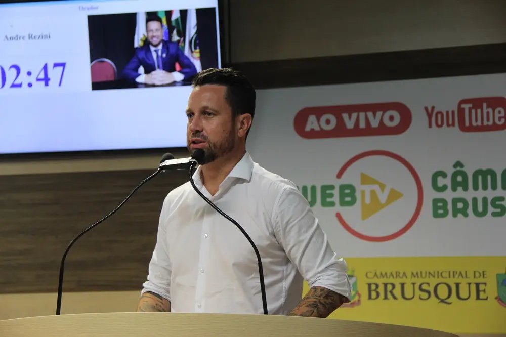 &ldquo;Brasil vive guerra pol&iacute;tica em meio &agrave; crise sa&uacute;de p&uacute;blica&rdquo;, afirma Andr&eacute; Rezini