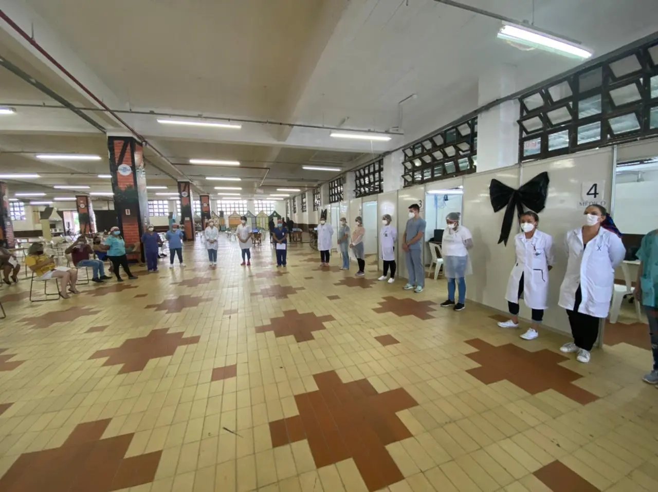 (V&Iacute;DEO) Profissionais de sa&uacute;de prestam solidariedade aos familiares de v&iacute;timas da Covid-19