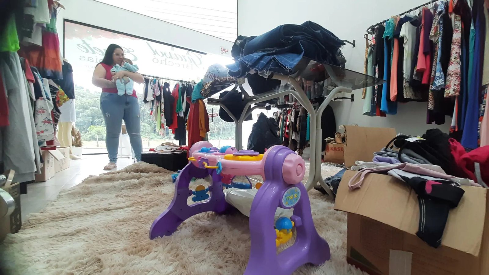 (V&iacute;deo) Fam&iacute;lia cria brech&oacute; para custear tratamento de filha com s&iacute;ndrome rara