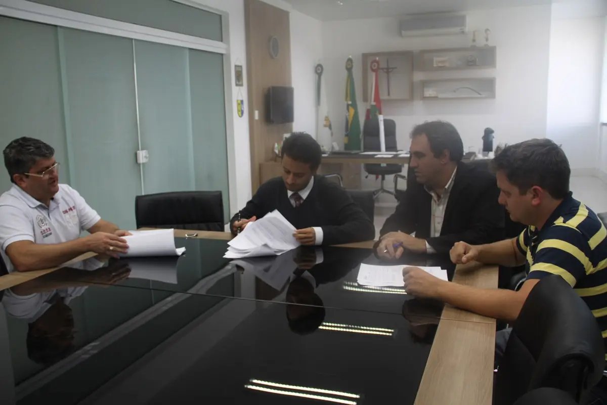 Prefeito assina Ordem de Serviço para construção de salas itinerantes