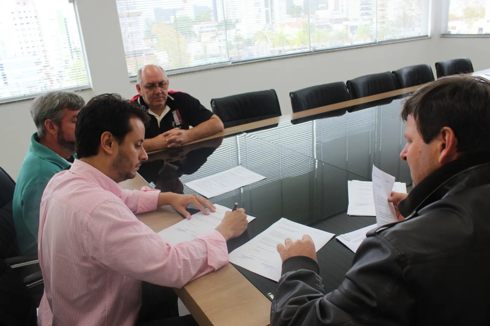 Prefeito recebe vereadores e lideranças comunitárias