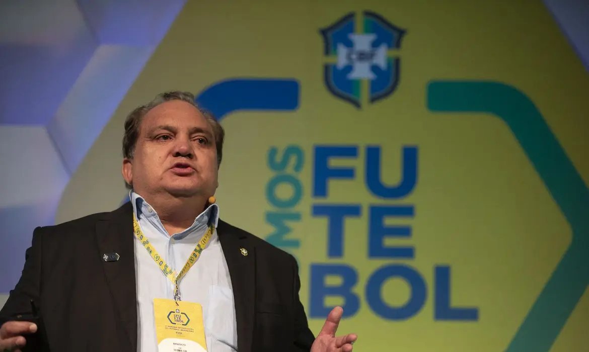 Ap&oacute;s interna&ccedil;&atilde;o por covid-19, ex-lateral Branco tem piora e &eacute; intubado