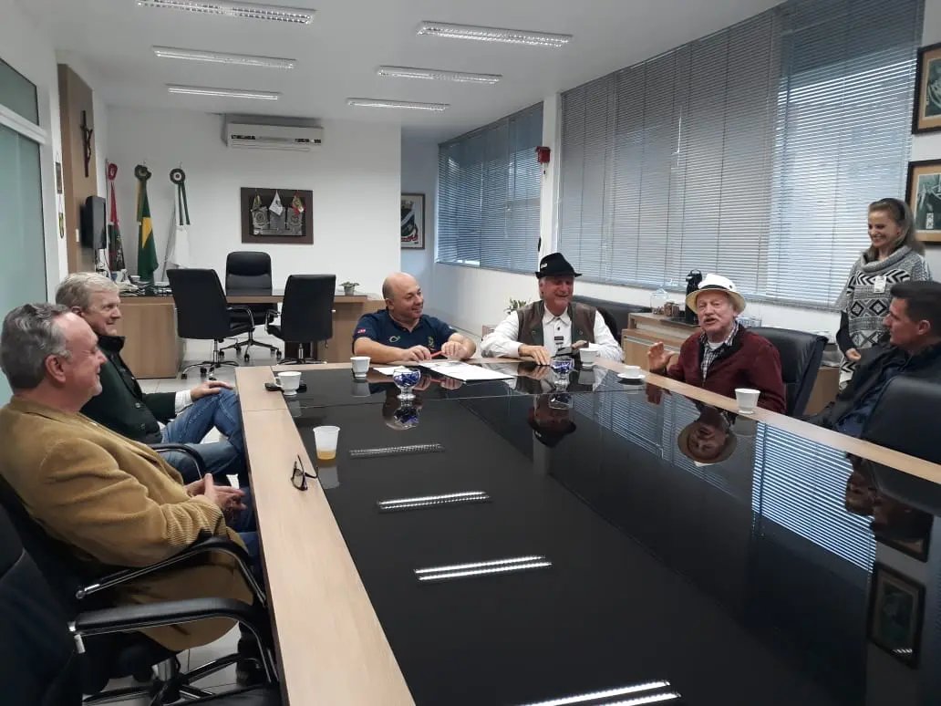 Prefeito em exerc&iacute;cio, Ari Vequi, recebe chefe do Executivo de S&atilde;o Pedro de Alc&acirc;ntara