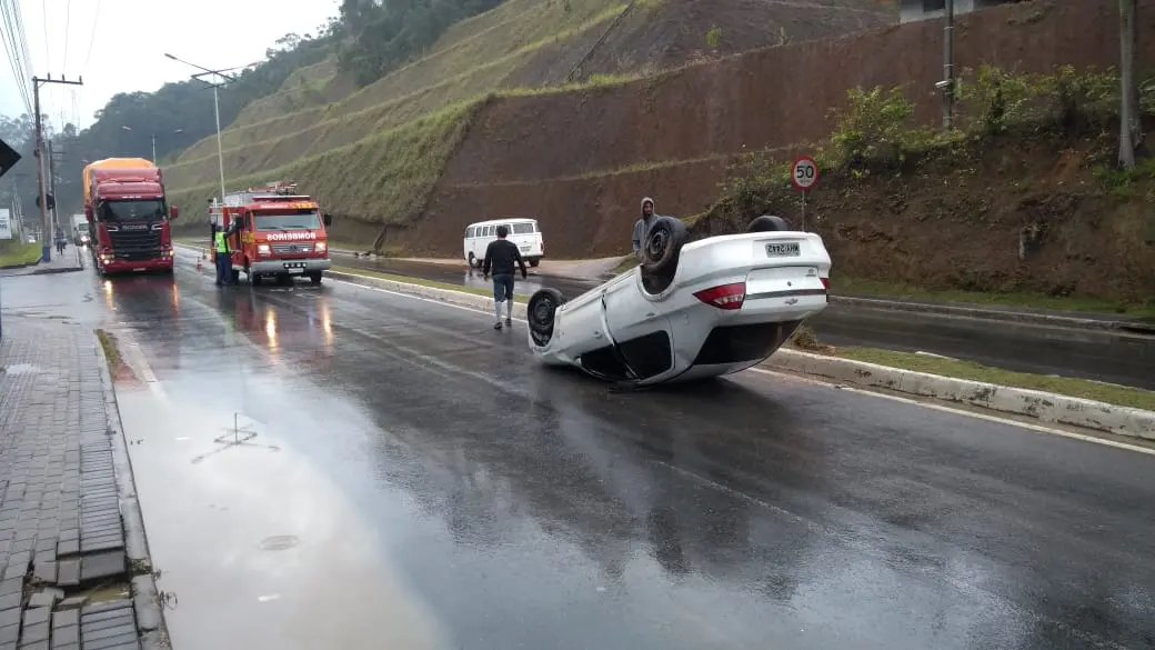 Ve&iacute;culo capota em Guabiruba