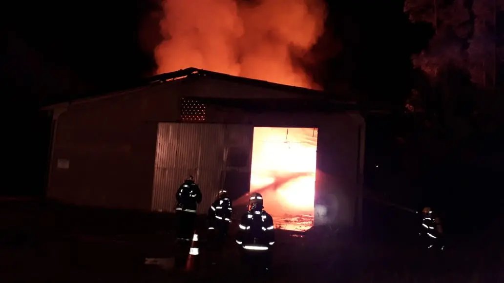 (V&Iacute;DEO) Inc&ecirc;ndio de grandes propor&ccedil;&otilde;es atinge dep&oacute;sito de fios