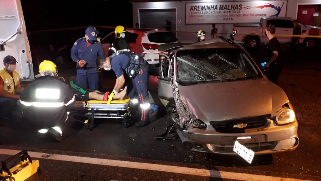 Colis&atilde;o entre tr&ecirc;s carros na rodovia deixa dois feridos, um em estado grave