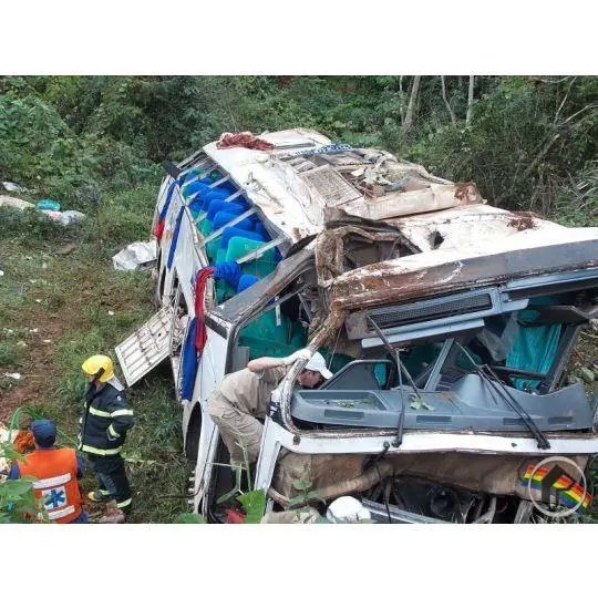 Acidente com ônibus mata nove pessoas