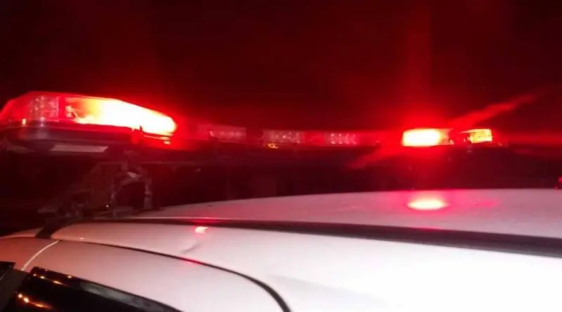 Após colidir carro em poste, homem é conduzido para a DP por embriaguez