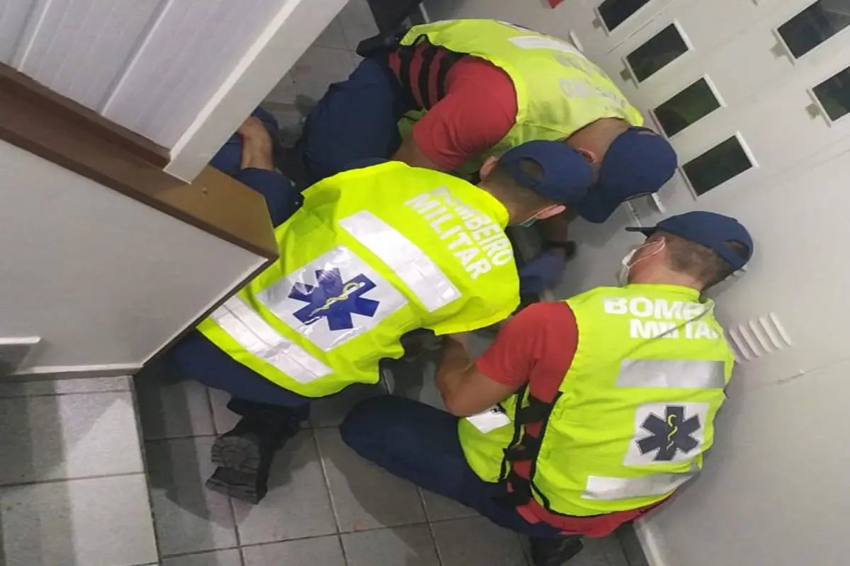Idoso de 81 anos cai de uma altura de 10 metros