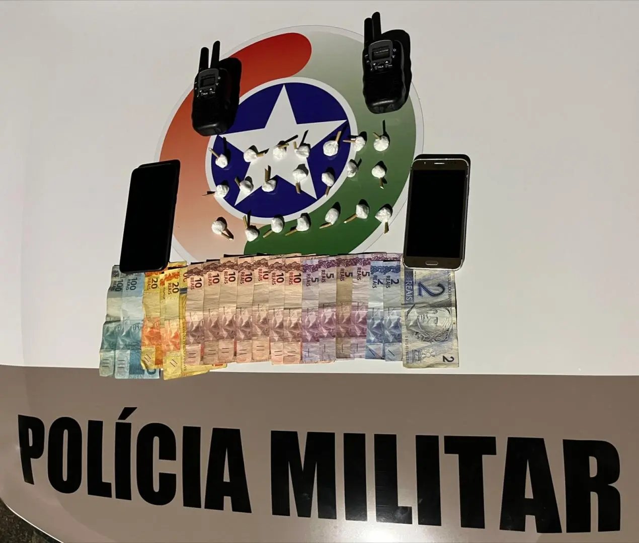 Jovens s&atilde;o detidos por tr&aacute;fico de drogas