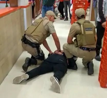 Policiais detém homem que tentava furtar supermercado