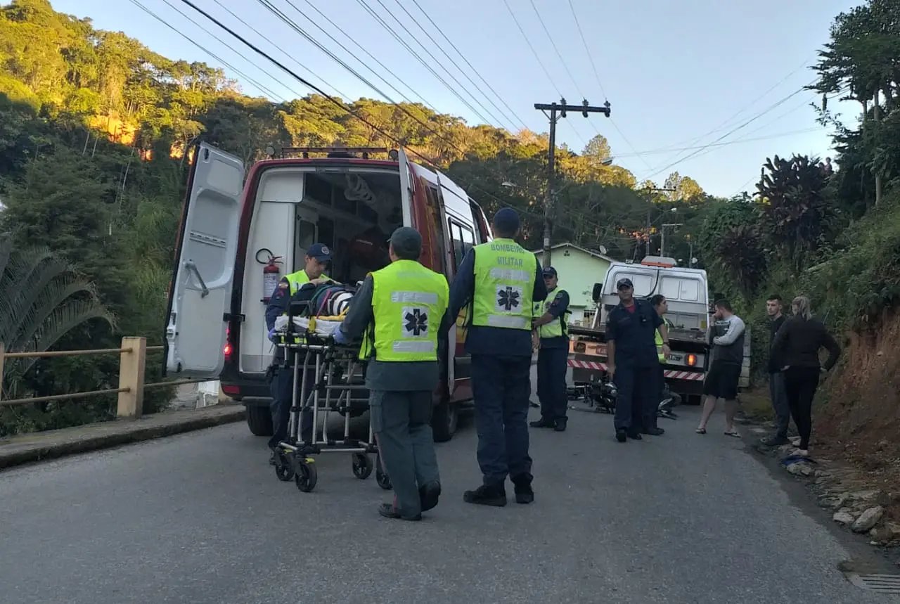Menor de idade bate de moto contra caminh&atilde;o