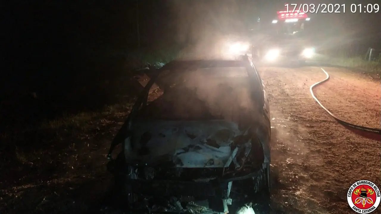 Carro &eacute; destru&iacute;do por inc&ecirc;ndio esta madrugada