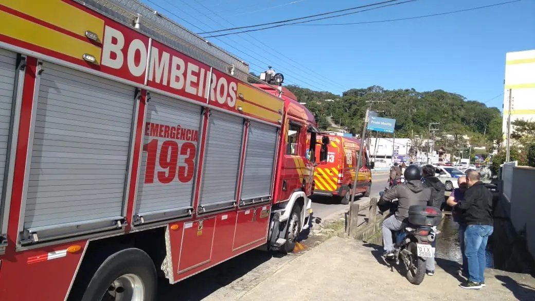 Ciclista &eacute; atropelado por motocicleta 