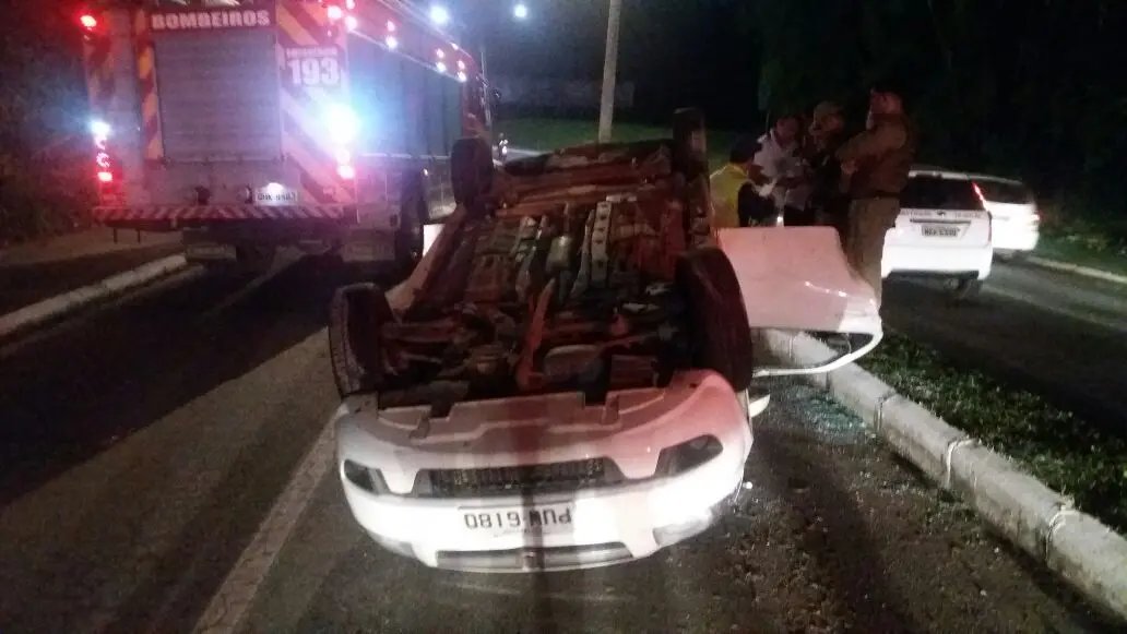 Capotamento no Centro deixa mulher ferida