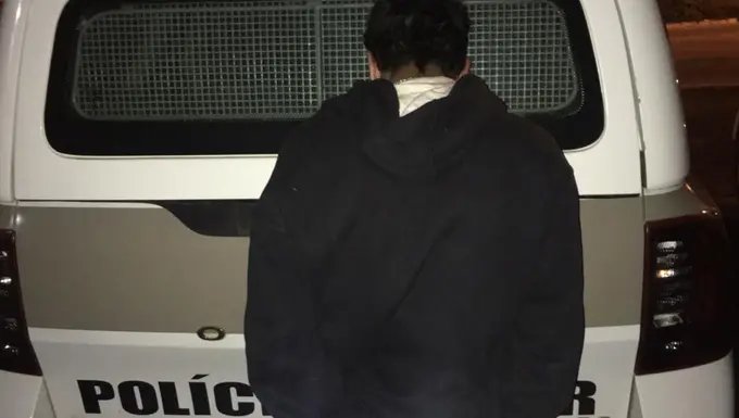 Homem &eacute; detido e uma adolescente apreendida por tr&aacute;fico de drogas