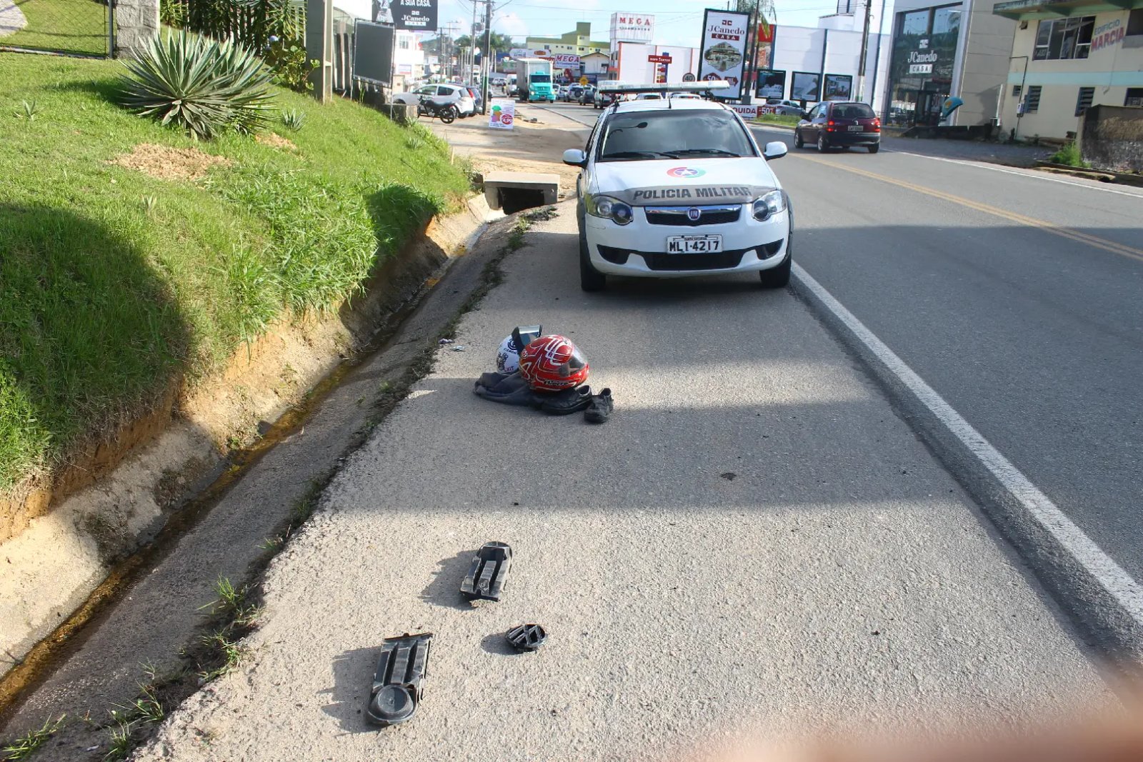 Motociclista se fere em colisão com carro