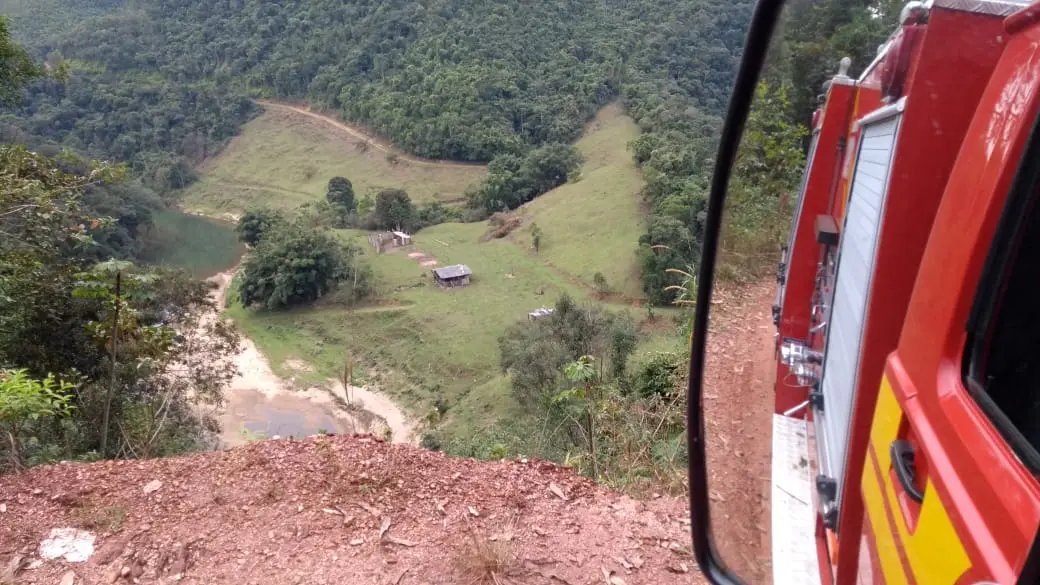 Bombeiros combatem inc&ecirc;ndio em regi&atilde;o de reflorestamento