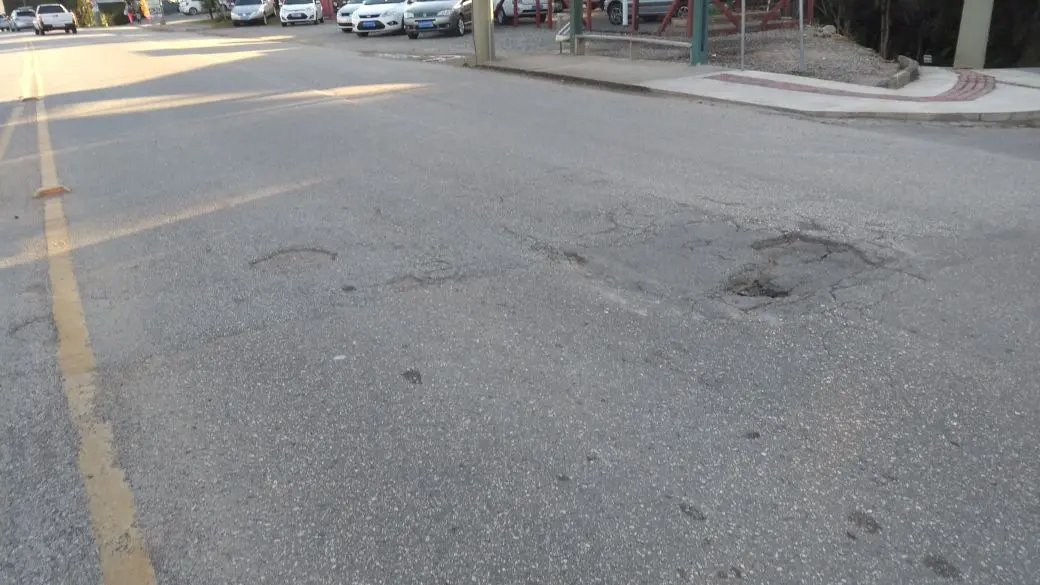 Buraco em rua quase causa acidente grave com motociclista