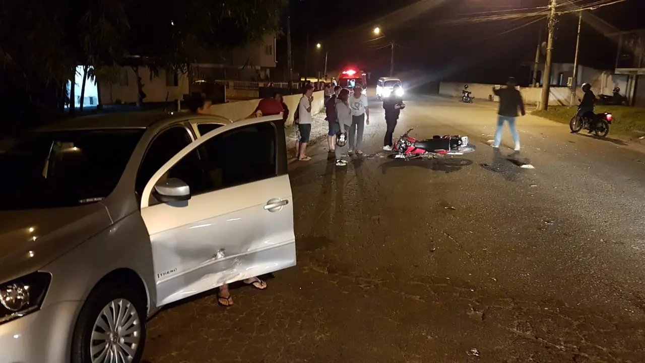 Colis&atilde;o envolvendo dois ve&iacute;culos e uma moto deixa uma pessoa ferida