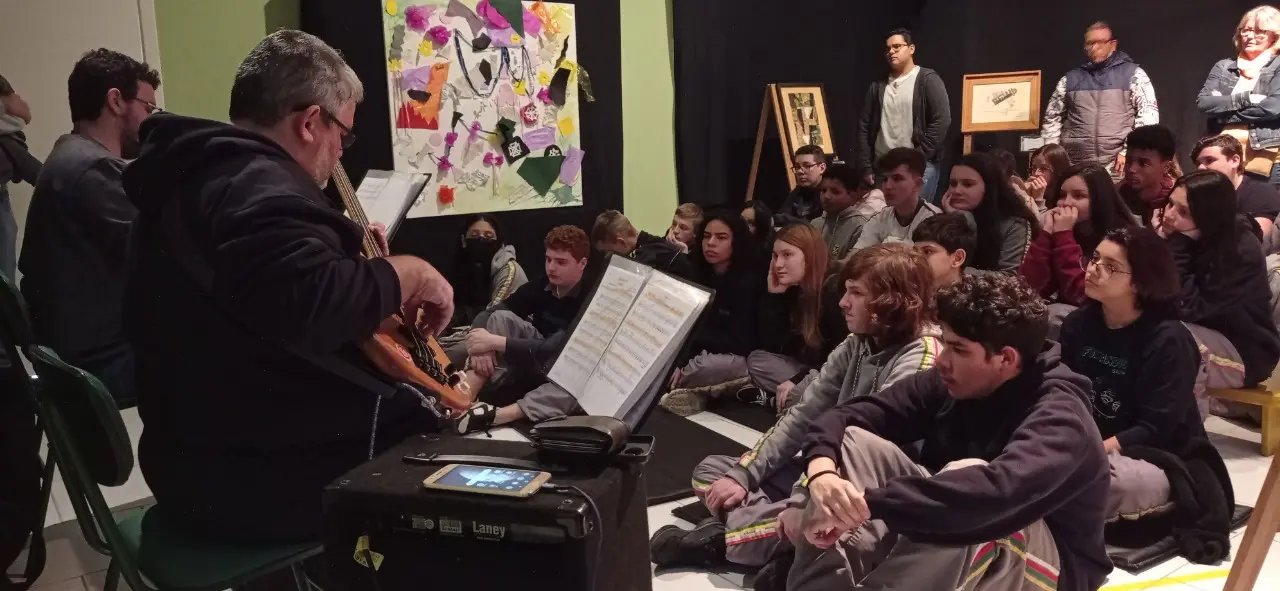 Projeto &lsquo;Galeria Itinerante vai &agrave; Escola&rsquo; re&uacute;ne obras de arte da Bienal Internacional