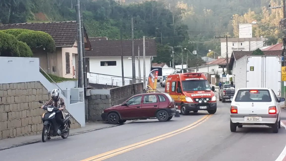 Crian&ccedil;a fica ferida em acidente