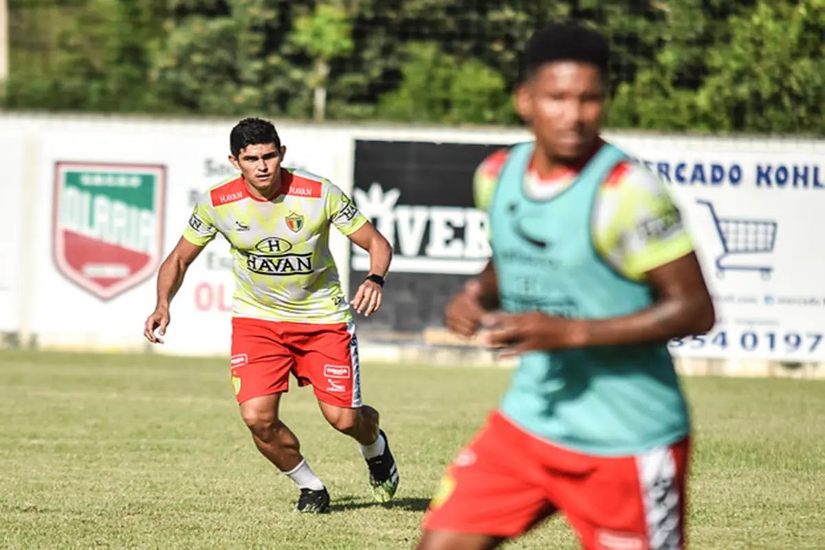 Brusc&atilde;o realiza treino t&eacute;cnico e t&aacute;tico no Olaria