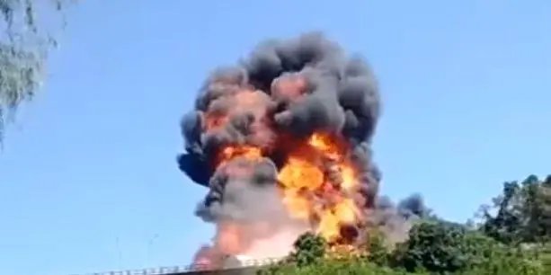 (V&Iacute;DEO) - Caminh&atilde;o tanque explode em cima da ponte na BR 386