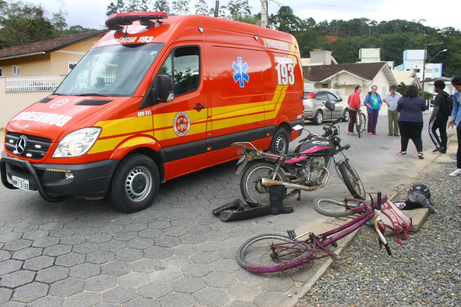Jovem se fere em colisão entre moto e bicicleta
