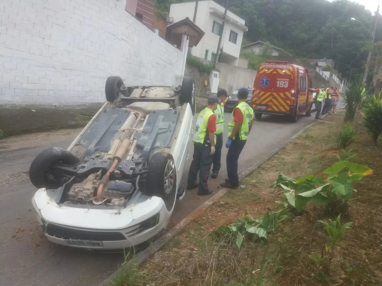 (V&Iacute;DEO) - Carro capota no bairro Azambuja, em Brusque