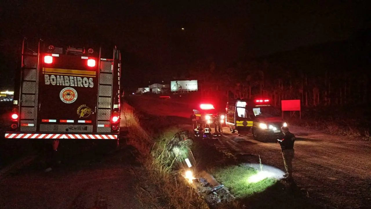 Homem cochila no volante e capota ve&iacute;culo