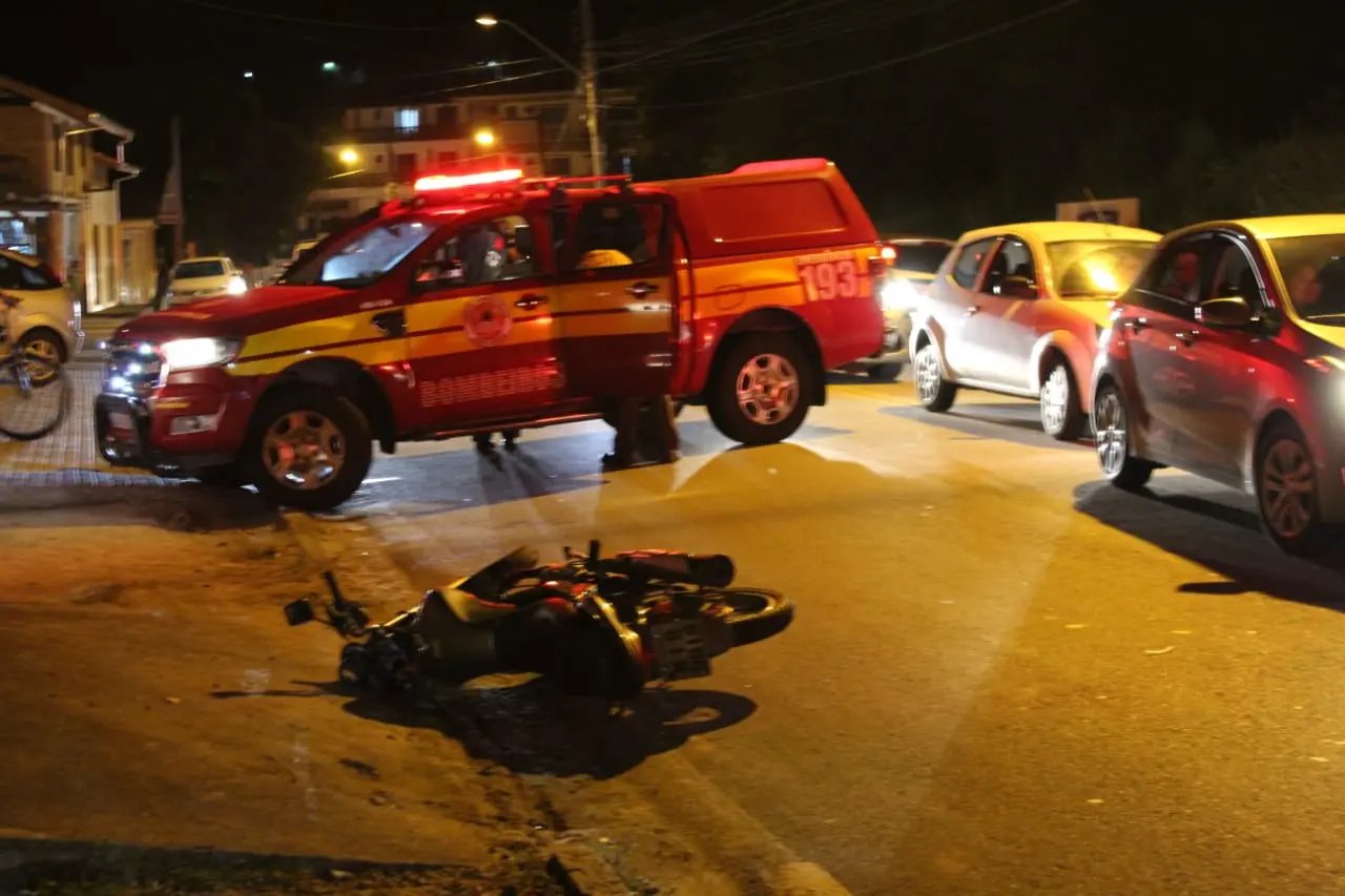 Acidente entre motos e carro deixa dois homens feridos