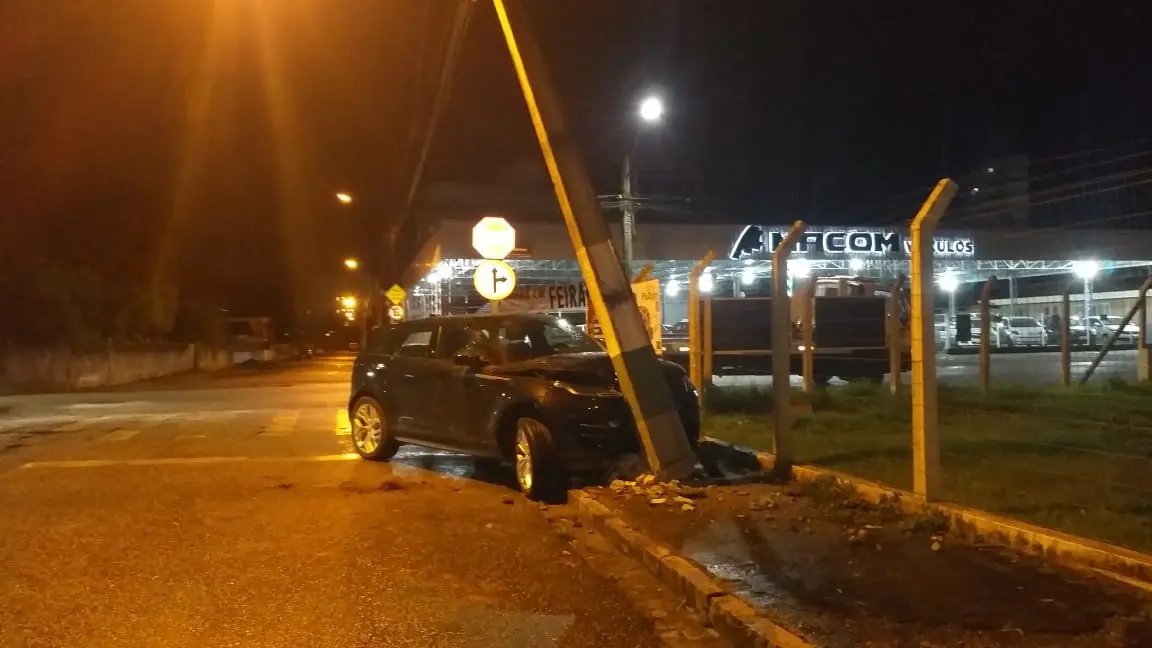 Carro colide contra poste, no S&atilde;o Luiz