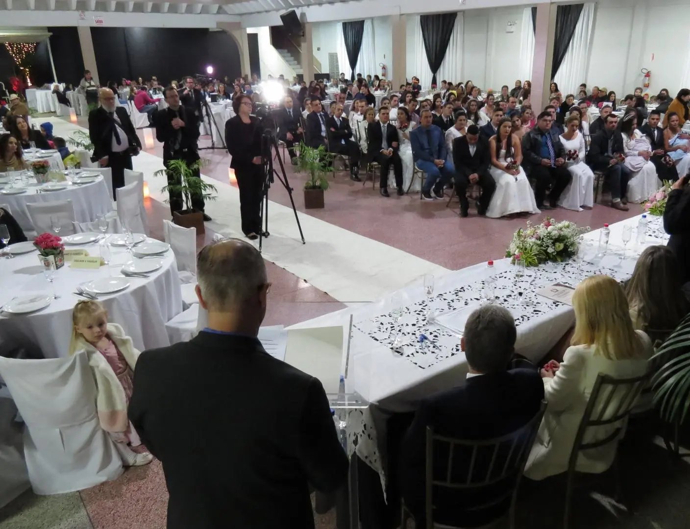 2&ordm; Casamento coletivo oficializa uni&atilde;o de 24 casais
