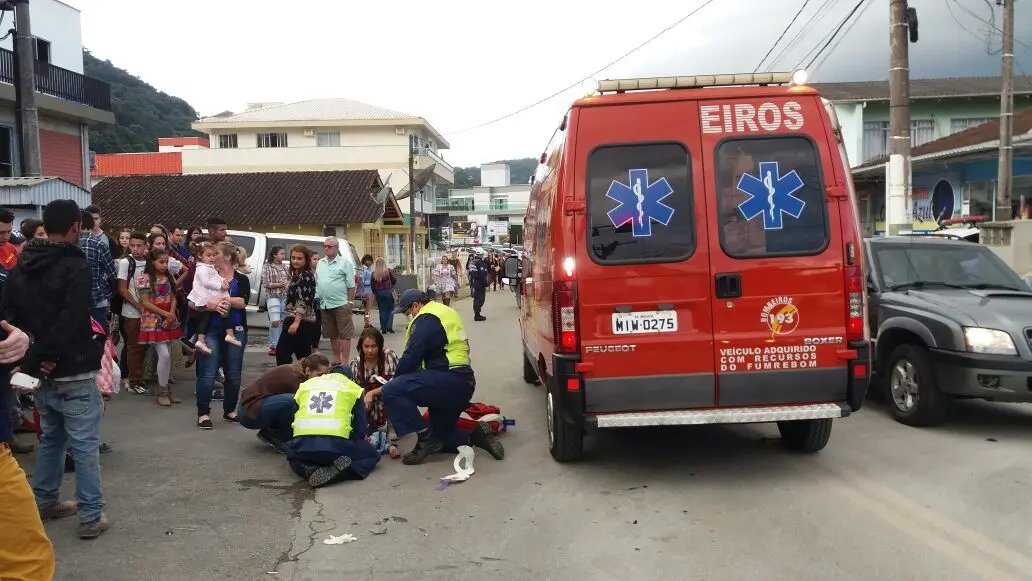 Adolescente é atropelada por motocicleta no Paquetá