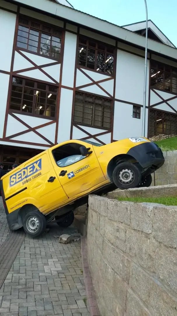 Ve&iacute;culo dos Correios fica pendurado na escadaria do F&oacute;rum