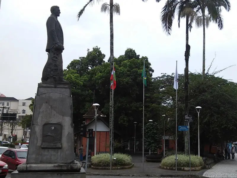 Homem com mandado de prisão é encontrado na Praça Barão de Schneeburg