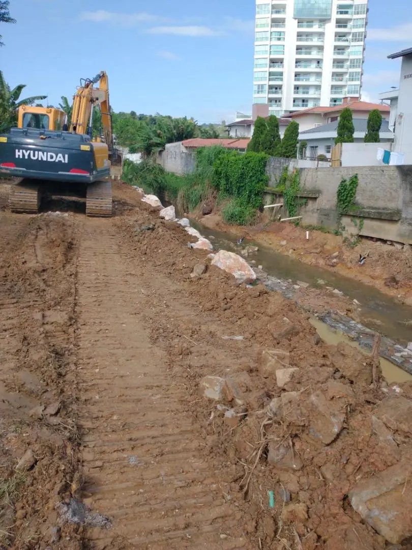 Confira as atividades da patrola e limpeza de valas em Brusque
