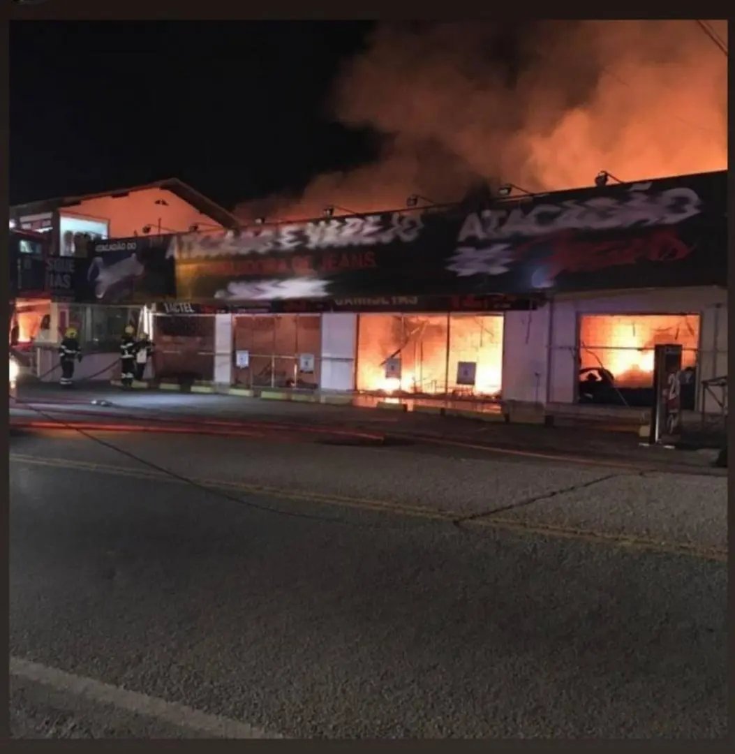 Inc&ecirc;ndio causa danos materiais em loja de roupa, em Brusque