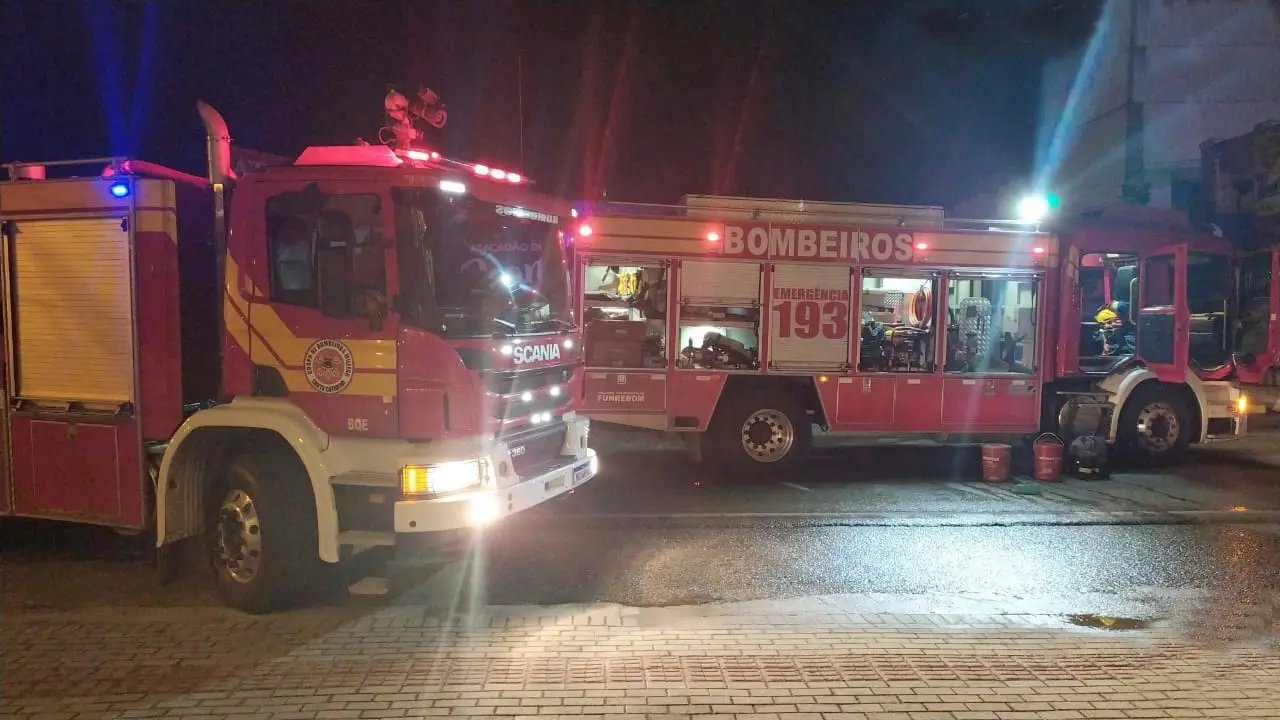 Inc&ecirc;ndio atinge loja em Brusque durante a madrugada